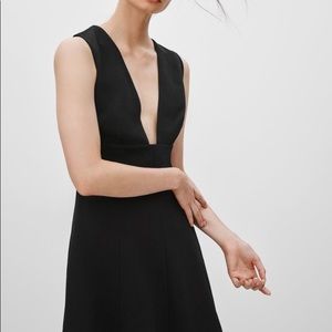 ARITZIA cute LBD, size 6, perfect condition, deep V